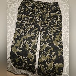 Amazon Essentials Men's Green Camouflage Cargo Pants